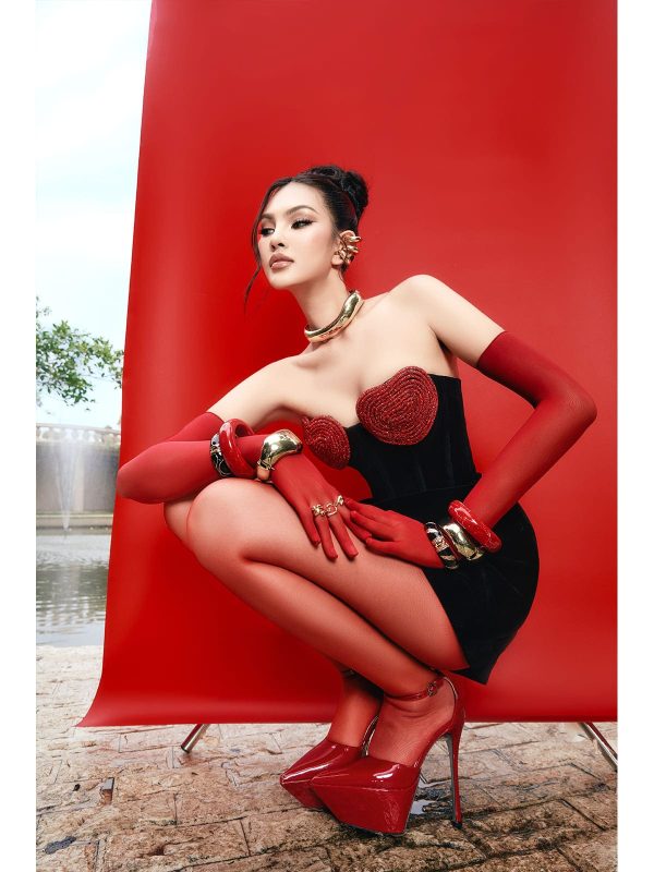 Đầm nhung ngực trái tim - Hình ảnh 2